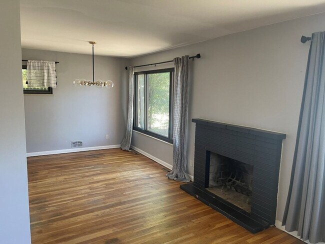 Foto del edificio - Spacious 3 bed/1 bath w/W/D and 2 car garage