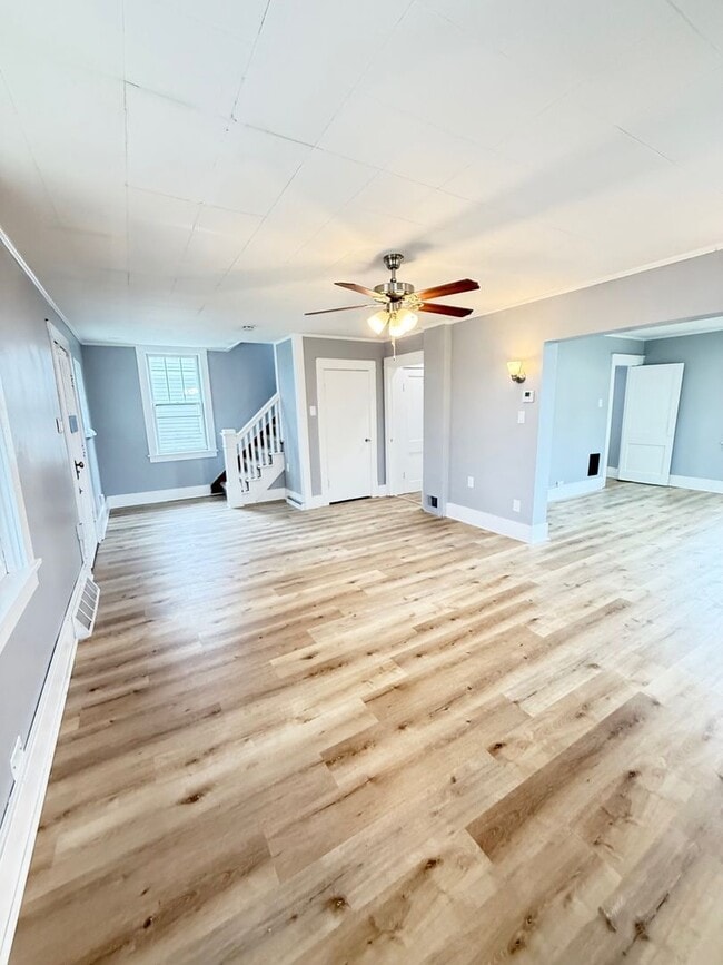 Building Photo - Updated 3 Bedroom 1 Bathroom in North Vers...