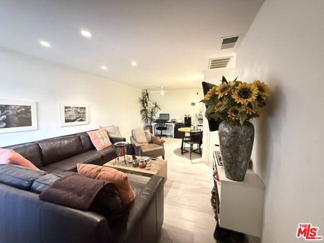 Foto del edificio - 2857 N Los Felices Rd