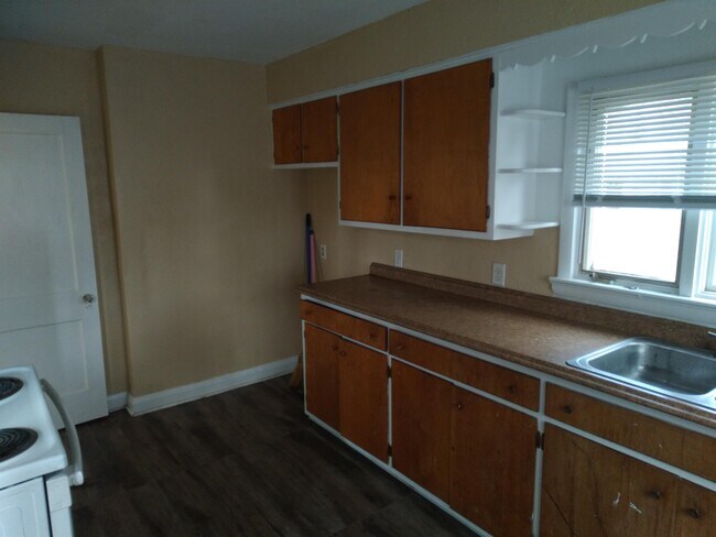 Building Photo - 643 Nicholas St