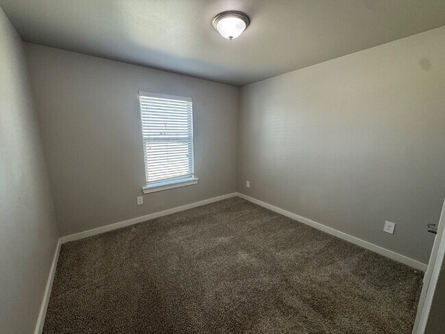 Foto del edificio - Beautiful 4 Bedroom 2 & 1/2 Bath Home Behind H-E-B!