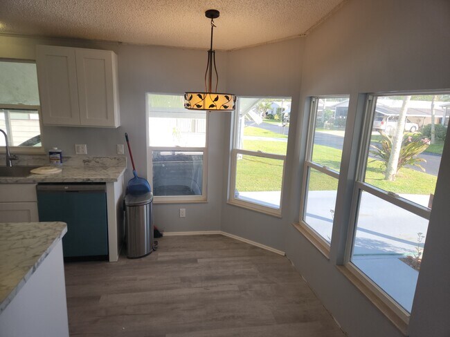 Área de comedor - 4699 SE Bywood Ter