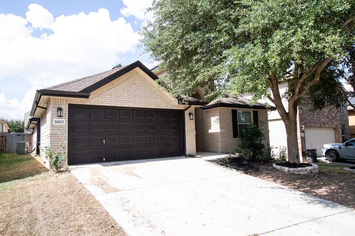 Foto principal - Welcome to this charming 3-bedroom, 2-bath...