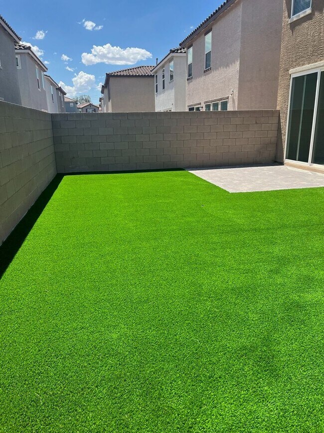Foto del edificio - Gorgeous 1 year built 3 Bedroom Single Fam...