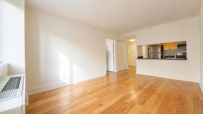 Building Photo - 323 W 96th St