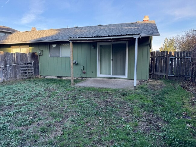 Foto del edificio - Large single level 2 bedroom 1 bath duplex in Springfield!