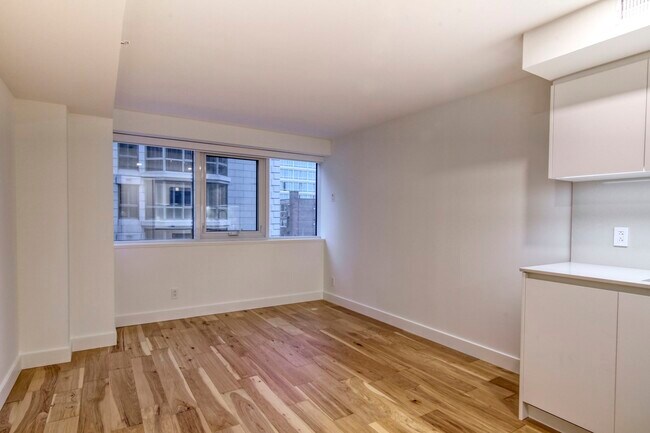 Building Photo - 3460 Rue Peel