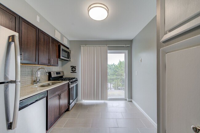 Foto del edificio - Gorgeous 2 Bedroom Condo with a Move-in Sp...