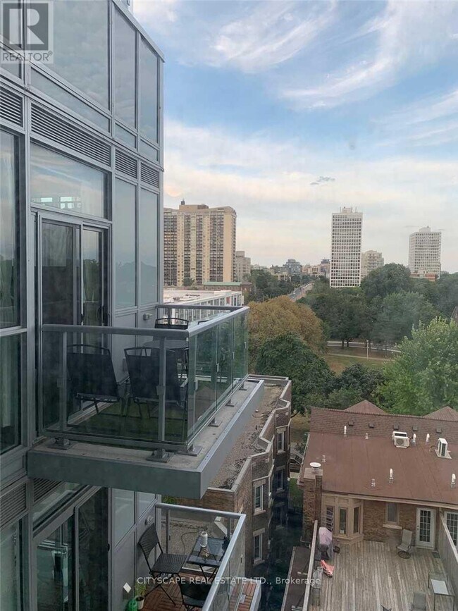 Photo du bâtiment - 501-501 St Clair Ave W
