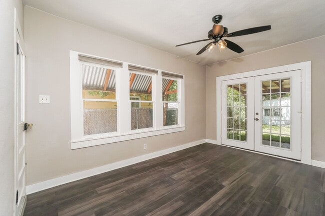 Building Photo - Charmer Close to Downtown!