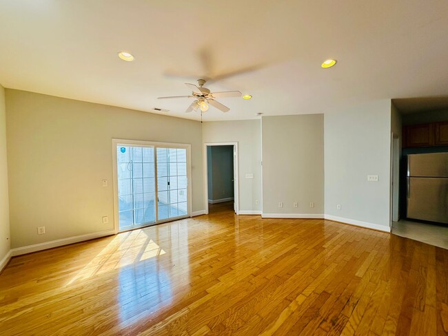 Building Photo - WILLOUGHBY PARK - 3 Bed/2 Bath Townhome - ...