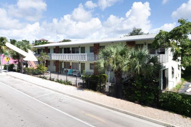 Building Photo - 220 Lucerne Ave