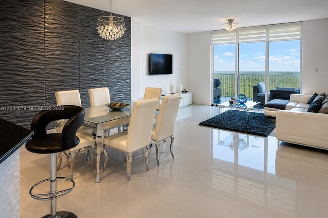 Foto del edificio - 14951 Royal Oaks Ln