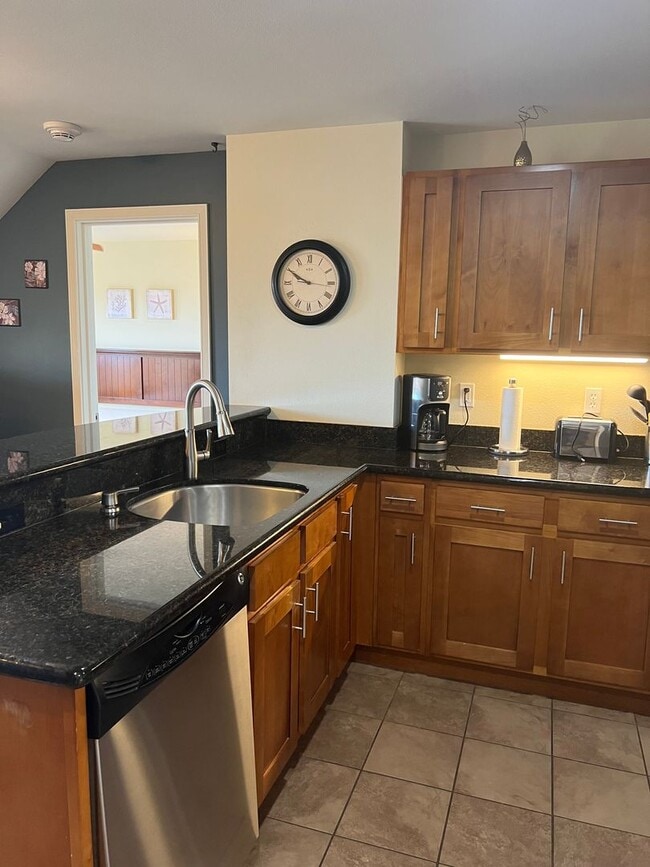 Building Photo - Breakers E-44 – Furnished 2BR with Lanai, ...