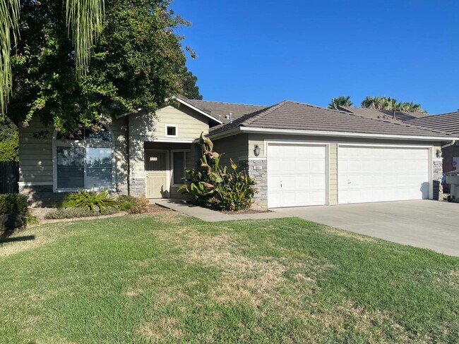 Building Photo - 8851 N Sierra Vista Ave