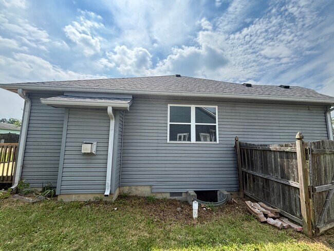 Building Photo - 950 Deer Field Dr