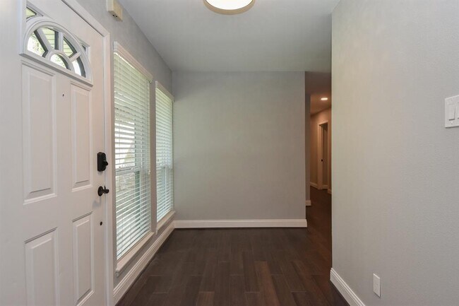 Building Photo - 10607 Meadow Lake Ln