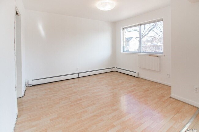 Foto del edificio - 66-52 Selfridge St