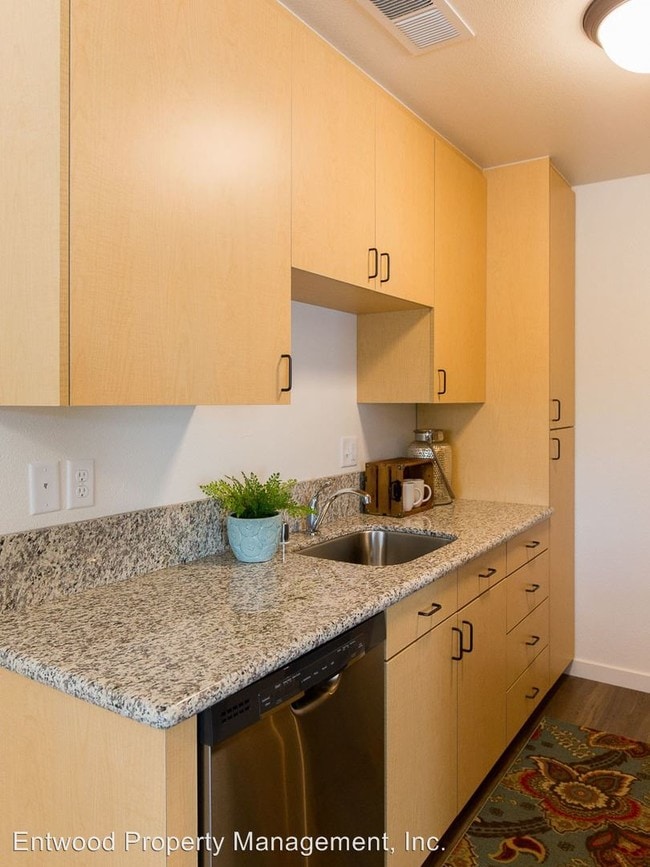 Building Photo - 4 br, 2 bath Room For Rent - 1132 W 7th St