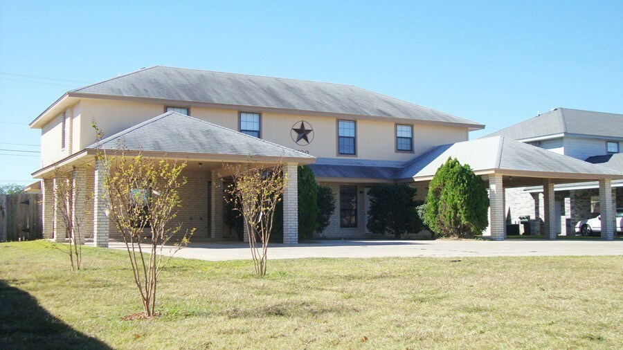 Primary Photo - Welcome to 1100 Leslie Circle!
