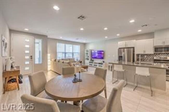 Building Photo - Beautiful Taylor Morrison 3BD/3BA townhome with 2-car garage in sought-after Summerlin West