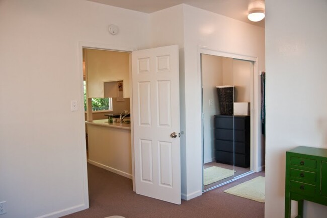 Closet/Hallway - 473 Alcatraz Ave