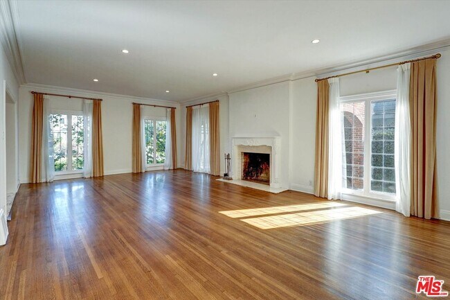 Foto del edificio - 165 N Las Palmas Ave