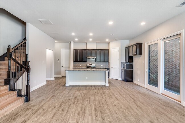 Building Photo - 616 Club Dr