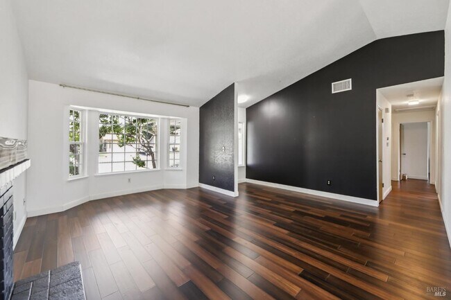 Foto del edificio - Nicely Updated, Situated Between Vacaville, Fairfield and Near Travis Air Force Base