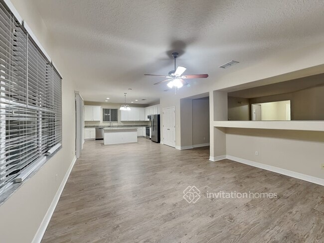 Foto del edificio - 558 Cascading Creek Ln