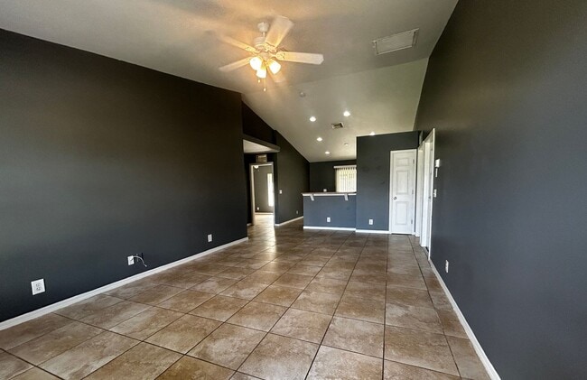 Foto del edificio - Charming 3-Bedroom Home with Screened Lana...