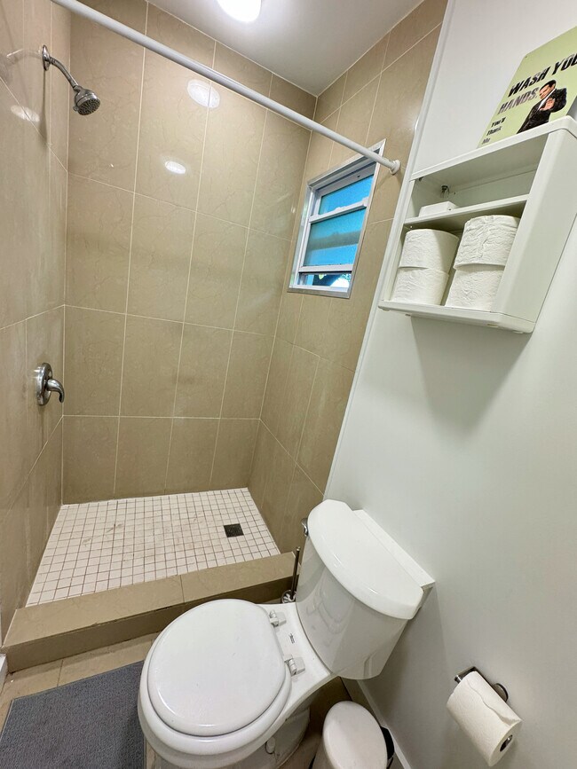 Baño privado - 400 NE 110th Ter