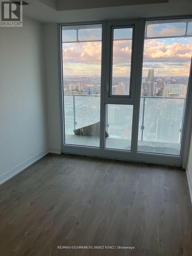 Photo du bâtiment - 3900-3900 Confederation Pkwy