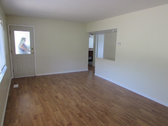 Building Photo - 3250 Uplands Dr