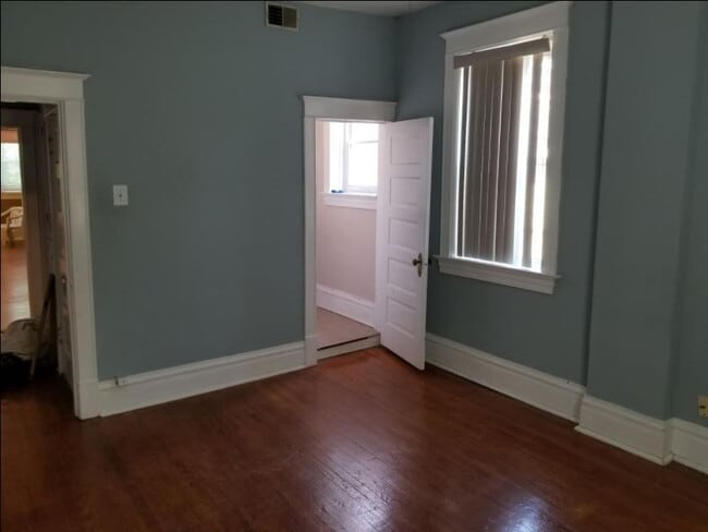 Building Photo - Tower Grove Area Living | Spacious Second-Floor Unit