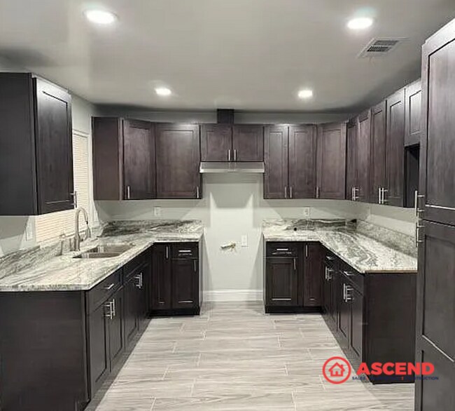 Building Photo - Beautiful 3 Berrom Home Off Manor St.