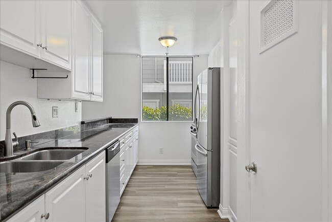 Foto del edificio - 4741 Radford Ave