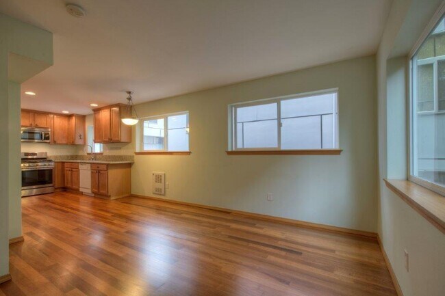 Foto del edificio - Modern 3 Bed 2.5 Bath Corner Townhome with Garage in Mt. Baker