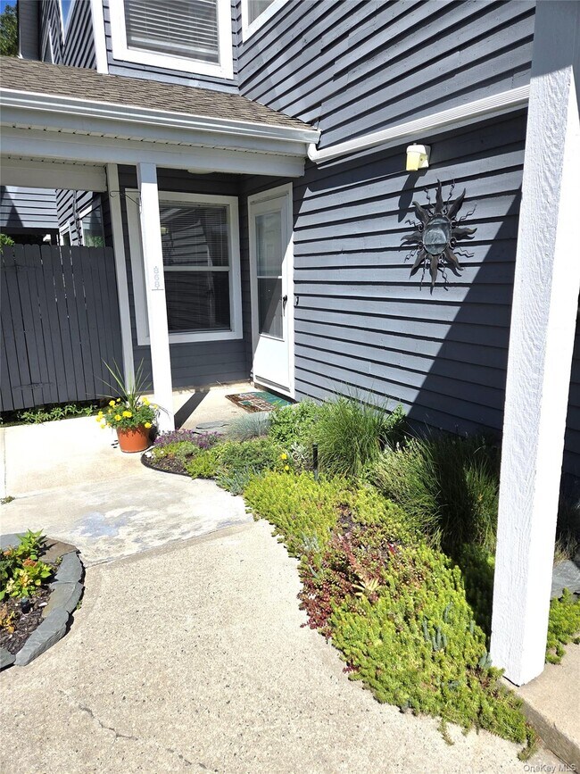 Building Photo - 868 Birchwood Park Dr