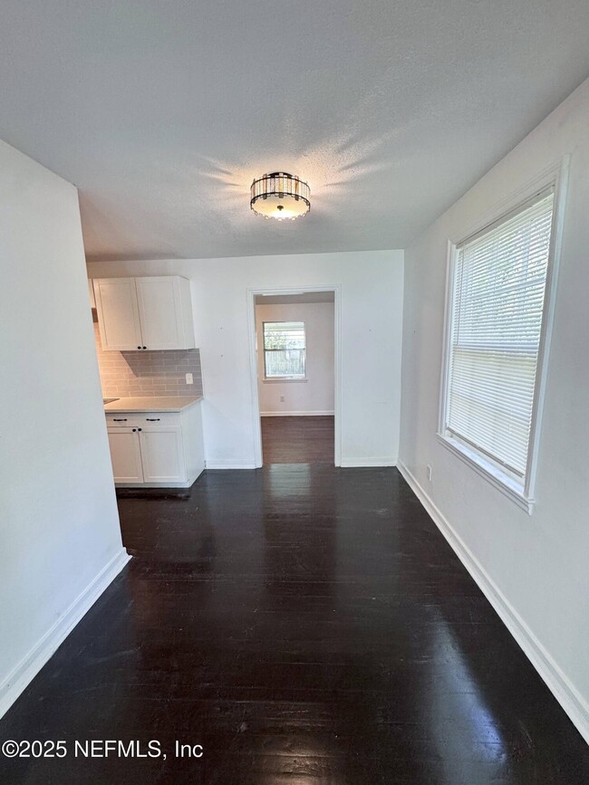 Building Photo - 1276 Menna St