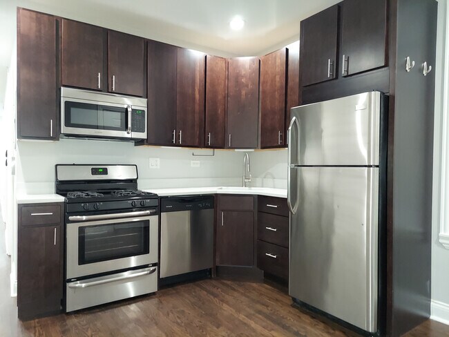 Building Photo - 2019 N Hoyne Ave
