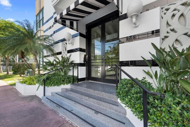 Foto del edificio - 2421 Lake Pancoast Dr