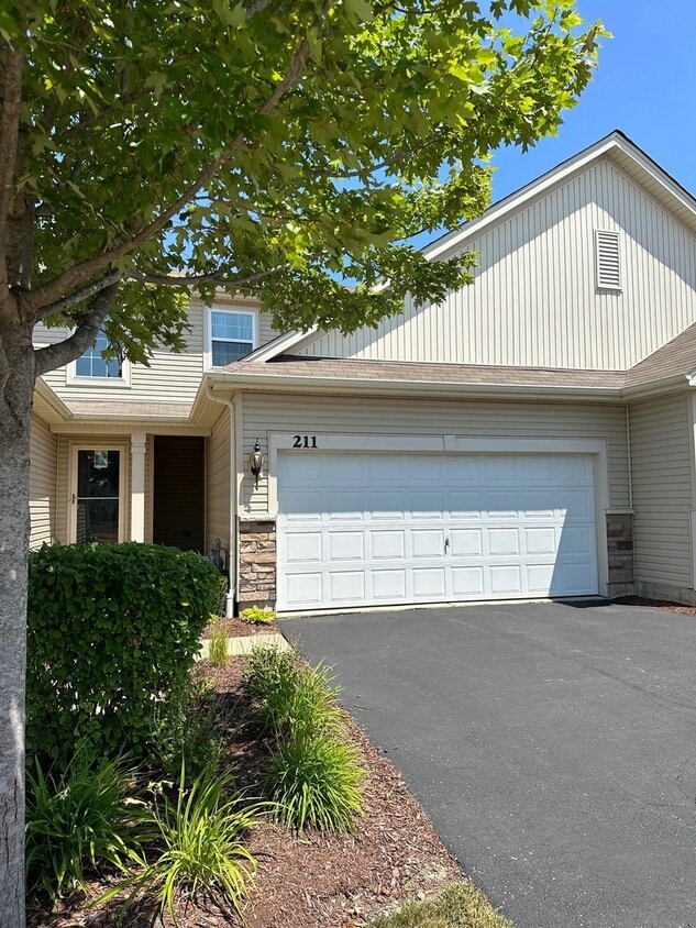 211 Wildmeadow Ln, Woodstock, IL 60098 Townhome Rentals in Woodstock