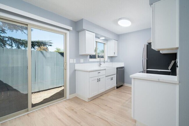 Foto del edificio - Recently remodeled 2 bedroom 1 bath unit! ...