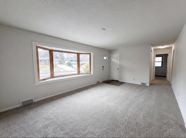 Foto del edificio - 8615 Virginia Cir N