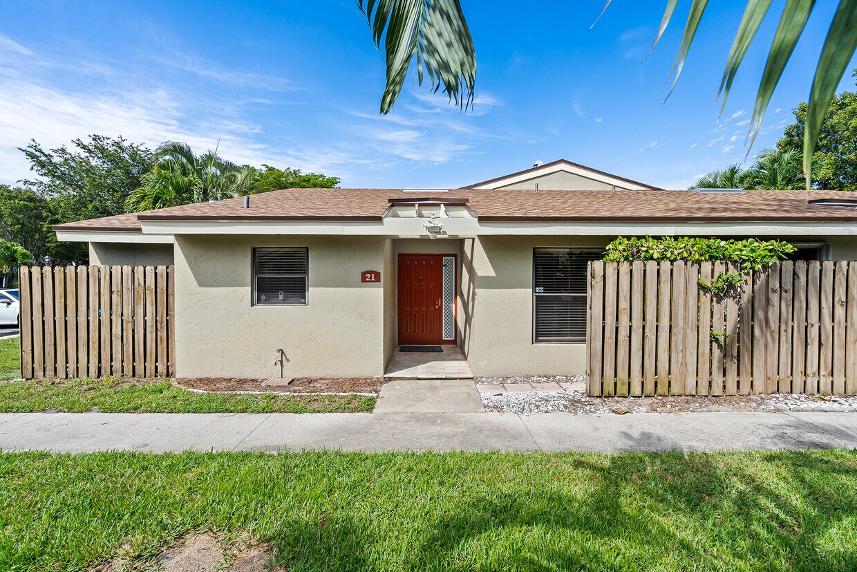 Photo - 21 Meadows Dr (Boynton Beach, FL)