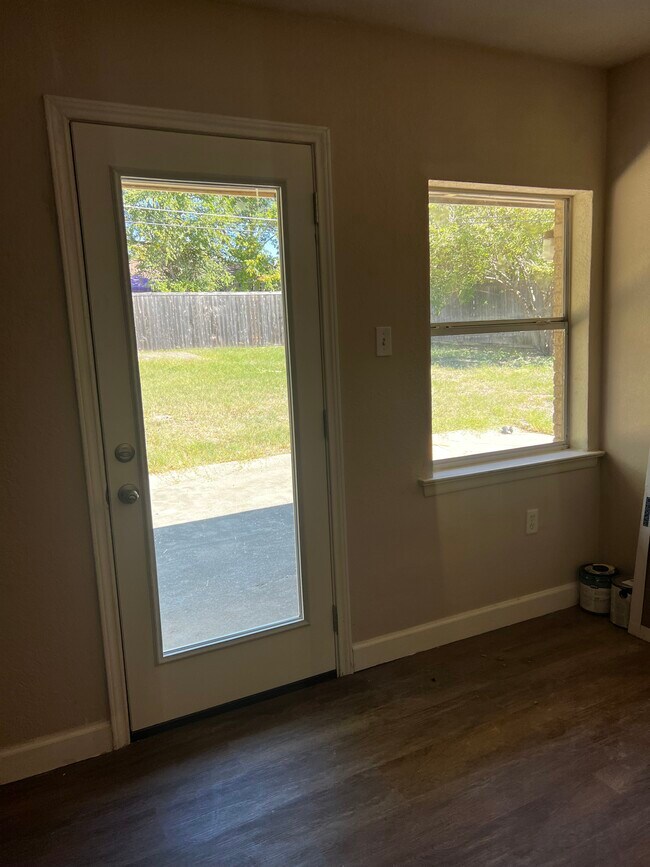 Building Photo - Charming 3-Bedroom Gem in Dallas!