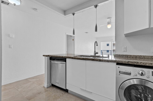 Foto del edificio - 677 NE 24th St