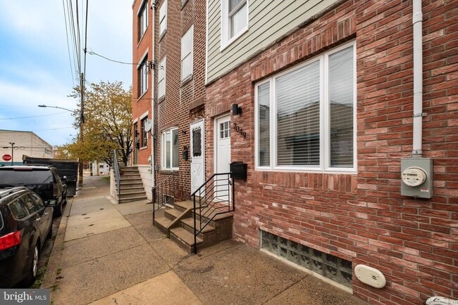 Building Photo - 2049 E Letterly St