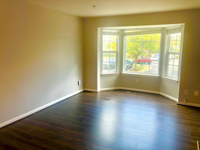 Building Photo - Stunning 4 BR /2.5 Townhome in Stoney Beach!